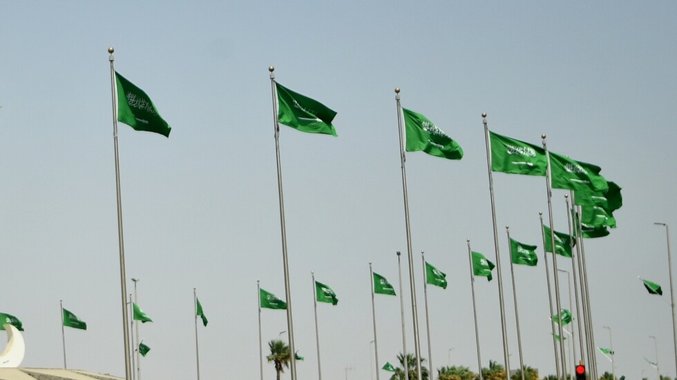 "نزعت الماكينة من مكانها وصعدت فوق سيارة".. حادث "غريب" في محطة وقود بالسعودية (فيديو)