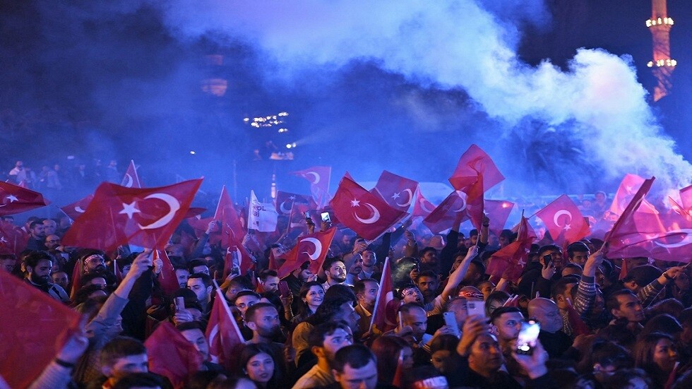 أردوغان يقر بخسارة حزبه الانتخابات المحلية ويتعهد بـ"احترام كلمة الشعب"