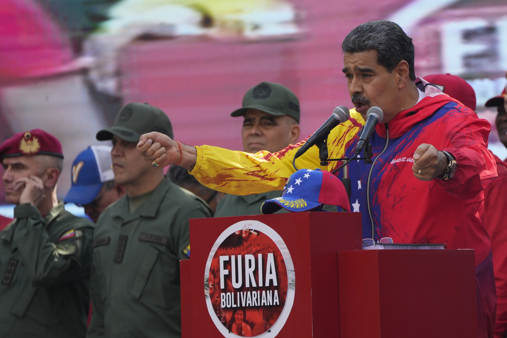 مادورو يتحدث عن تدخل عسكري أمريكي وشيك في فنزويلا