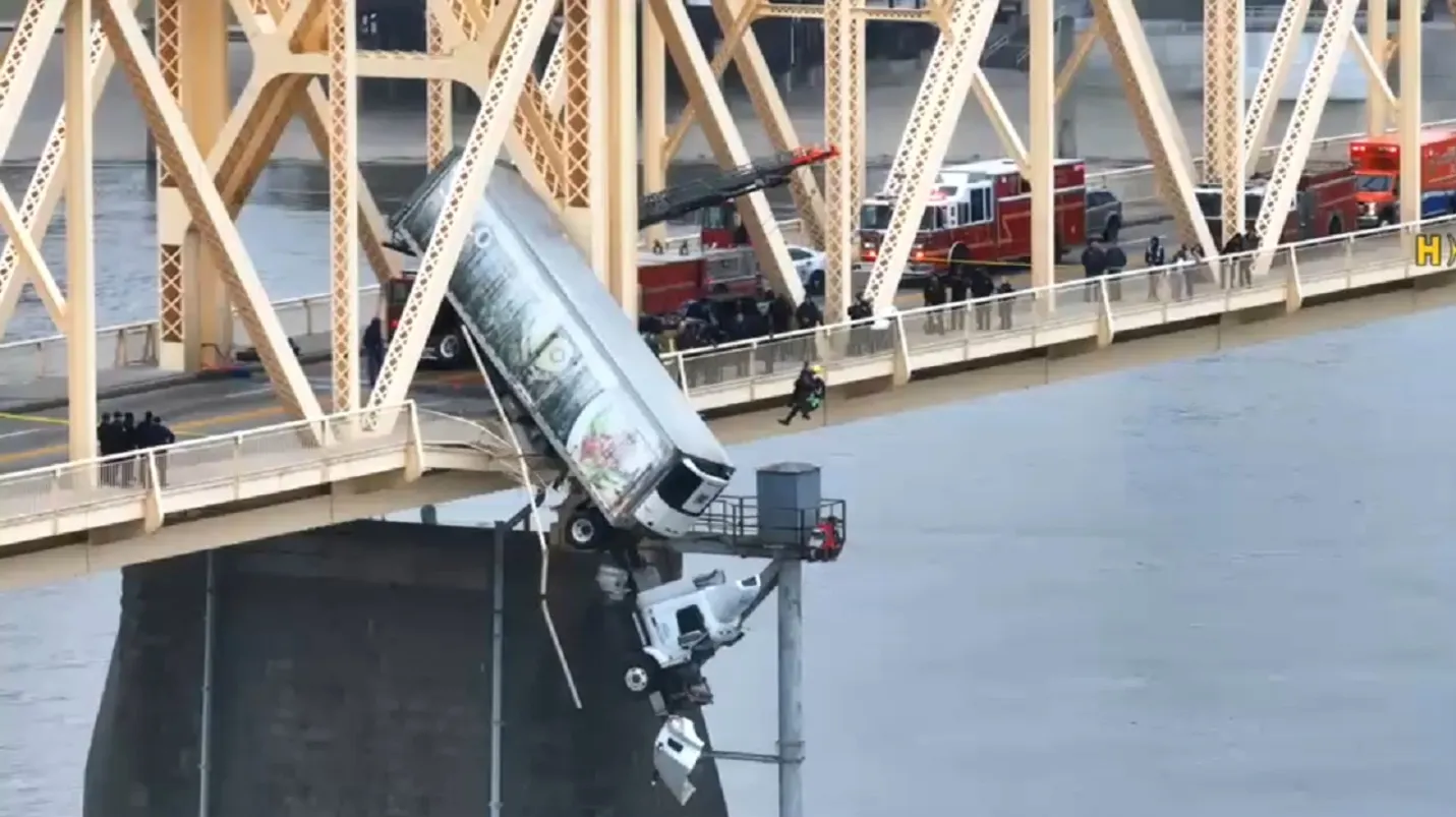 عملية إنقاذ دراماتيكية.. لحظات تحبس الأنفاس لسحب سائق من شاحنة تتدلى من جسر (فيديو)