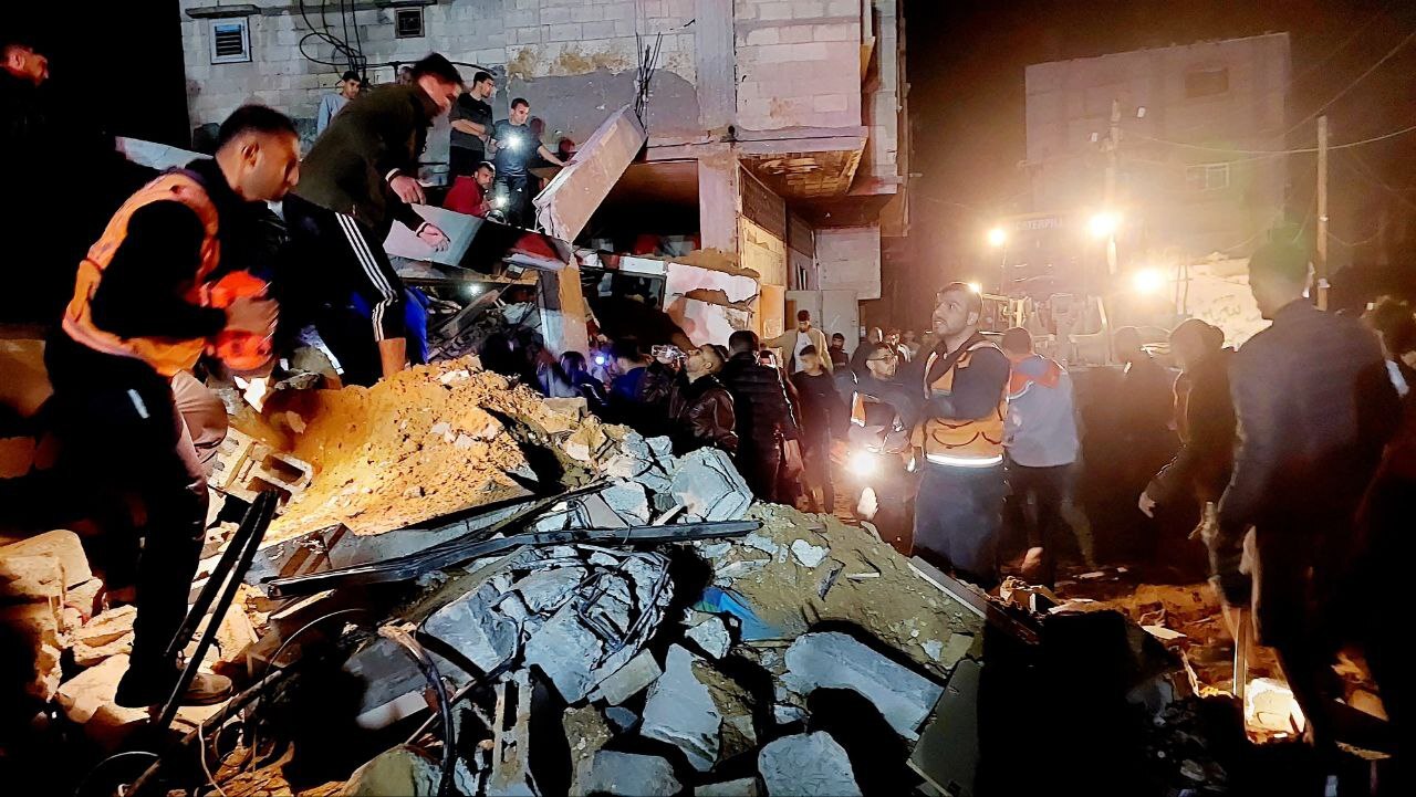 مقتل 14 فردا من عائلة واحدة في رفح والغارات الإسرائيلية مستمرة في وسط وشمال القطاع (صور)