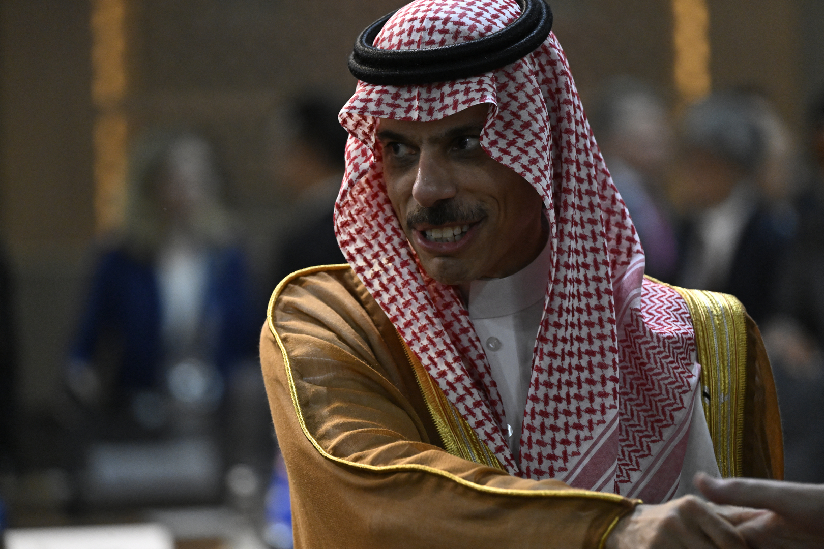 وزير الخارجية السعودي الأمير فيصل بن فرحان يثير بسيارته تفاعلا (فيديو)