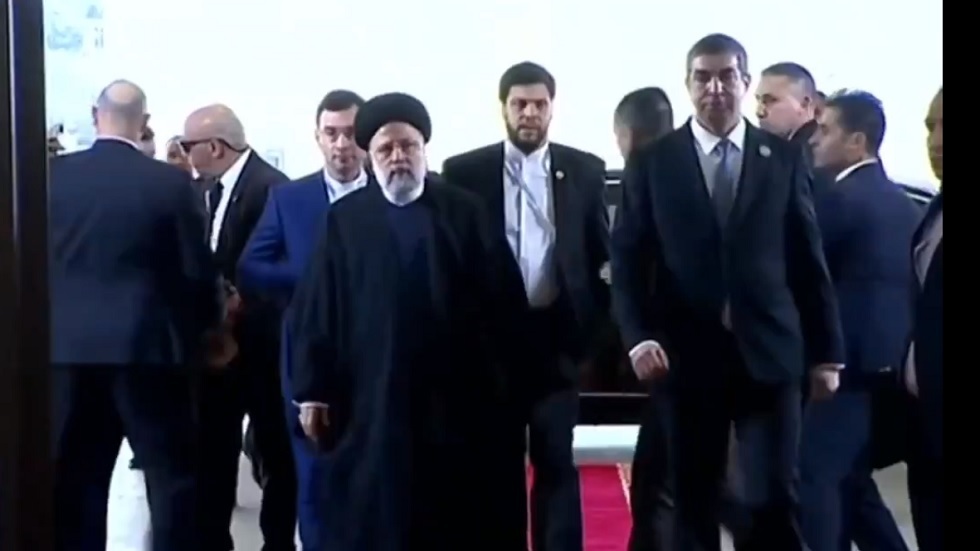 الأمن الجزائري يعترض مرافقي الرئيس الإيراني ويمنعهم من دخول قاعة الاجتماع (فيديو)