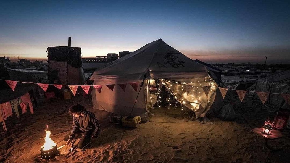 وسط الحرب والدمار.. عائلة فلسطينية نازحة في رفح تزين خيمتها استعدادا لشهر رمضان (صور)