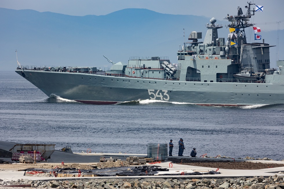 استقبال حافل لفرقاطة روسية في ميناء حمد القطري (فيديو)