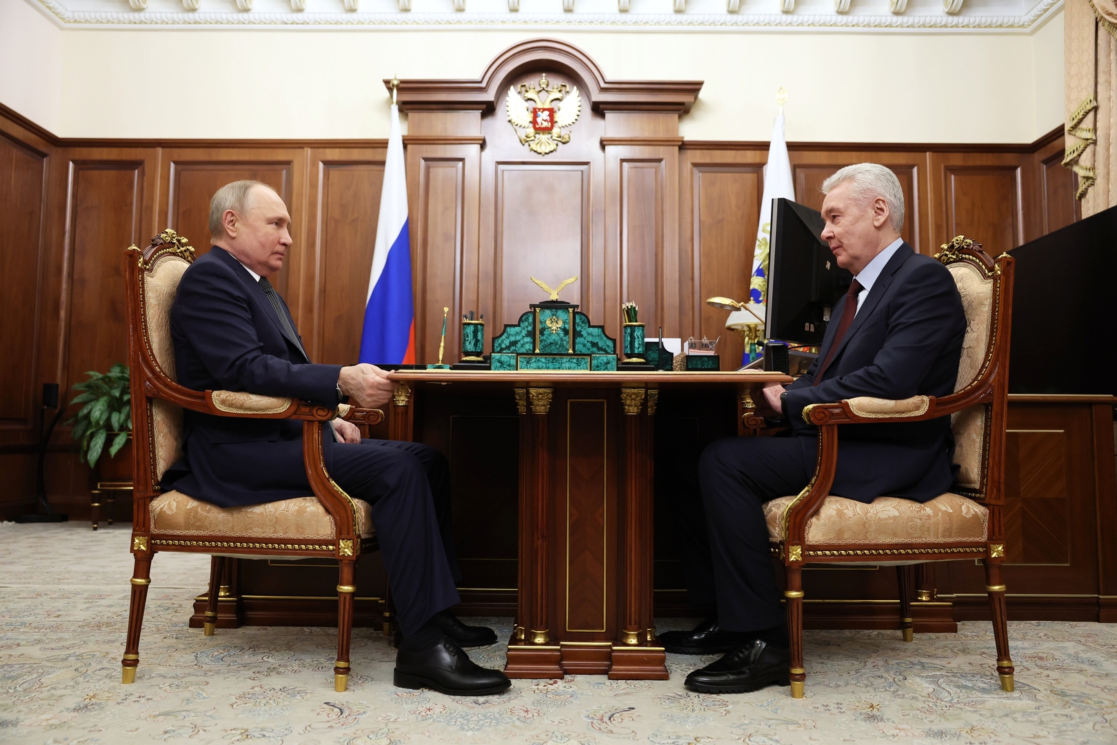 عمدة موسكو سيرغي سوبيانين يقدم تقريرا للرئيس الروسي فلاديمير بوتين