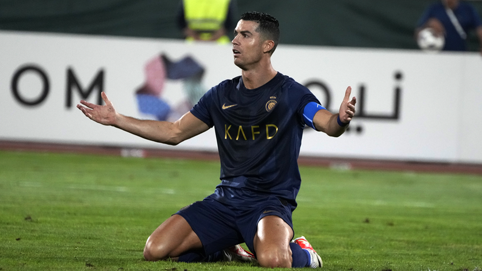 شاهد.. رد فعل رونالدو بعد تعرضه للاستفزاز من قبل جماهير العين الإماراتي