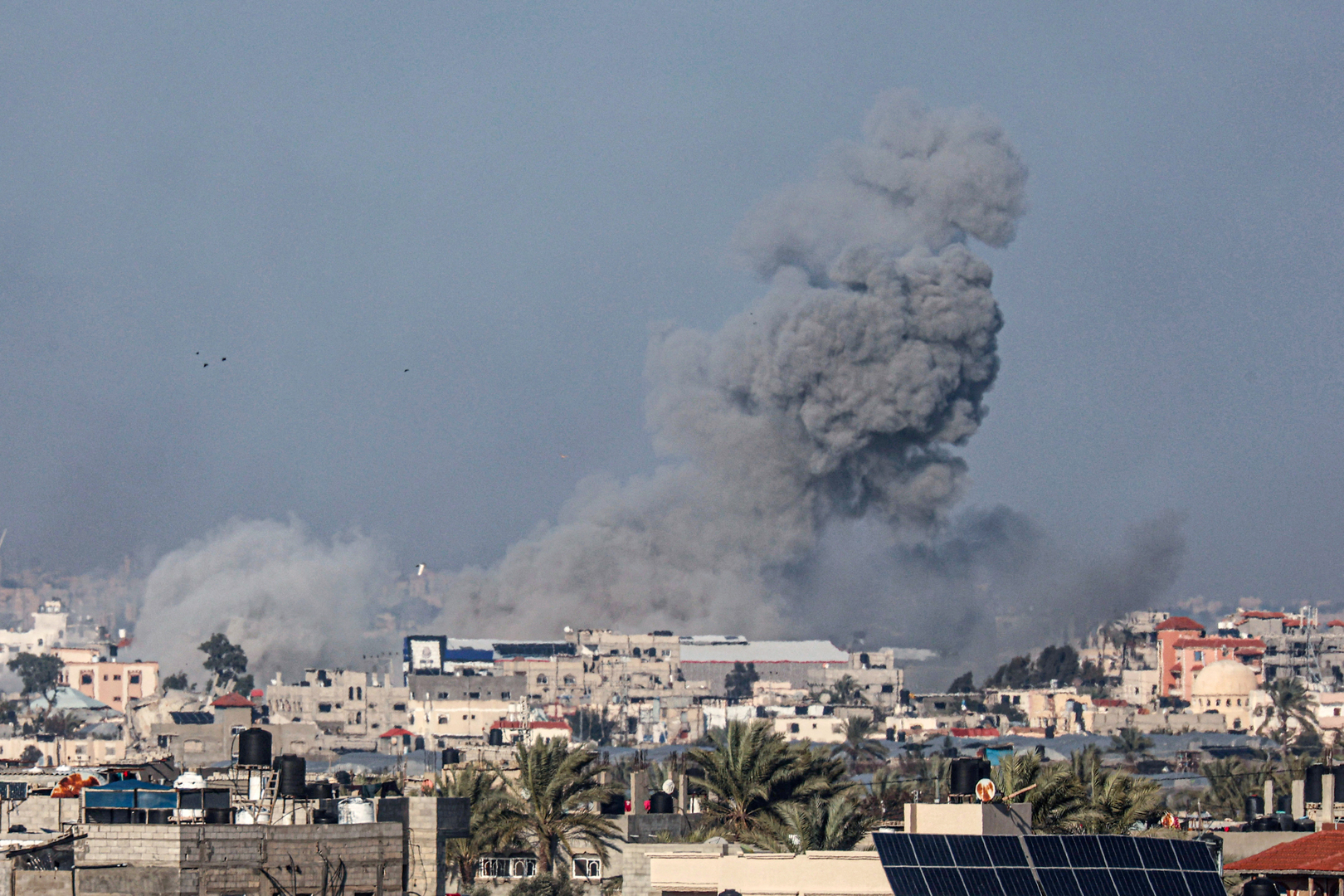 جنود إسرائيليون يلعبون كرة القدم على وقع تفجير مبان في غزة (فيديو)