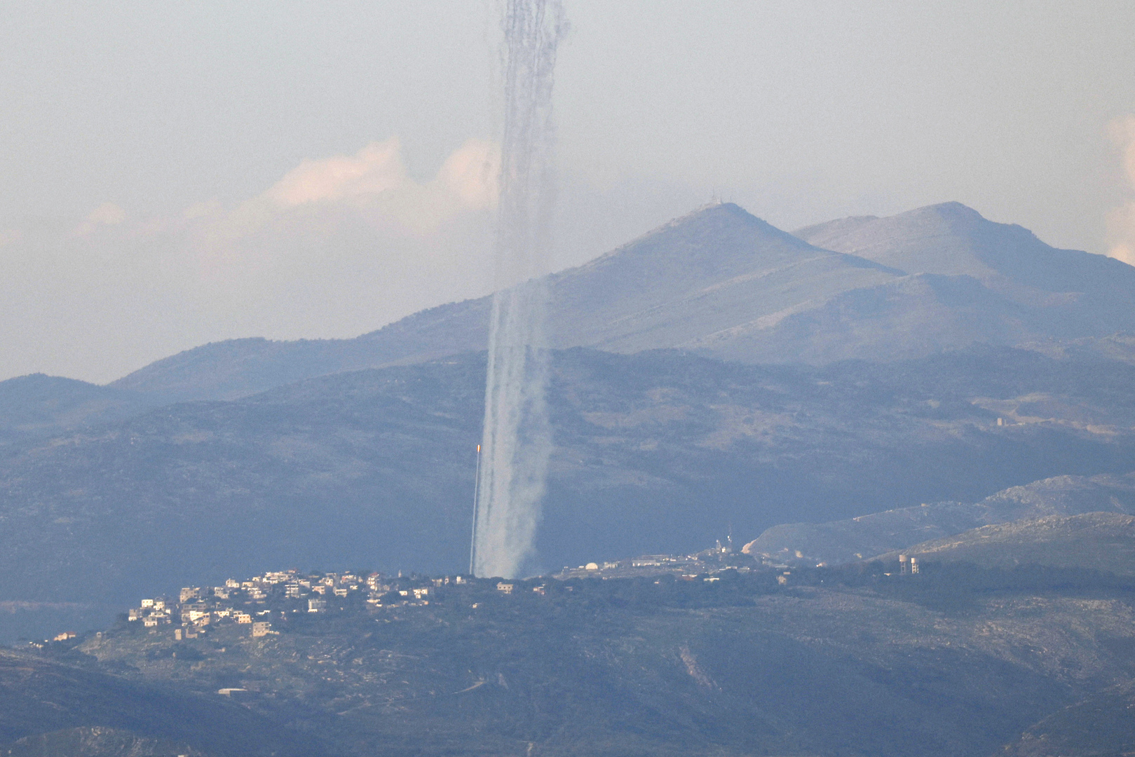 مصادر عبرية: رشقات صاروخية كثيفة من لبنان تسقط على الجليل الغربي شمال إسرائيل (فيديو)