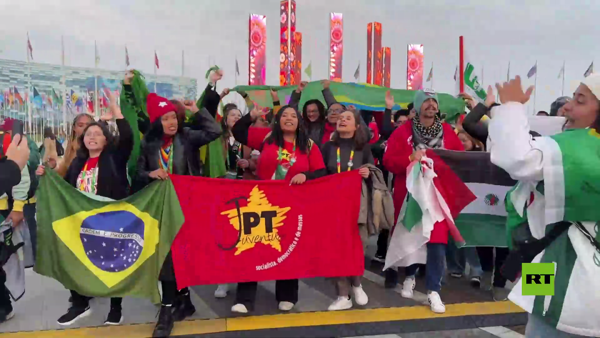 شاهد بالفيديو.. مسيرة الأعلام الضخمة في مهرجان الشباب العالمي في سوتشي الروسية