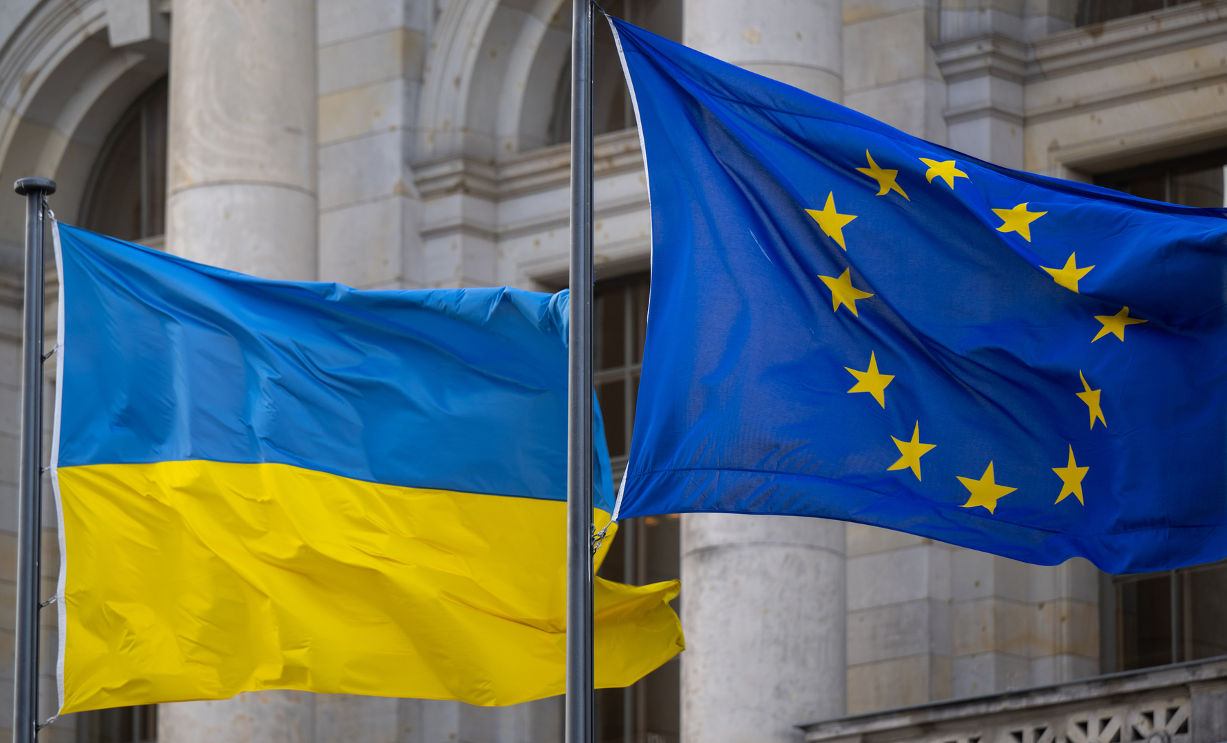 المفوضية الأوروبية تخطط لتوظيف أرباح الأصول الروسية المجمدة في دعم صناعة الدفاع الأوكرانية