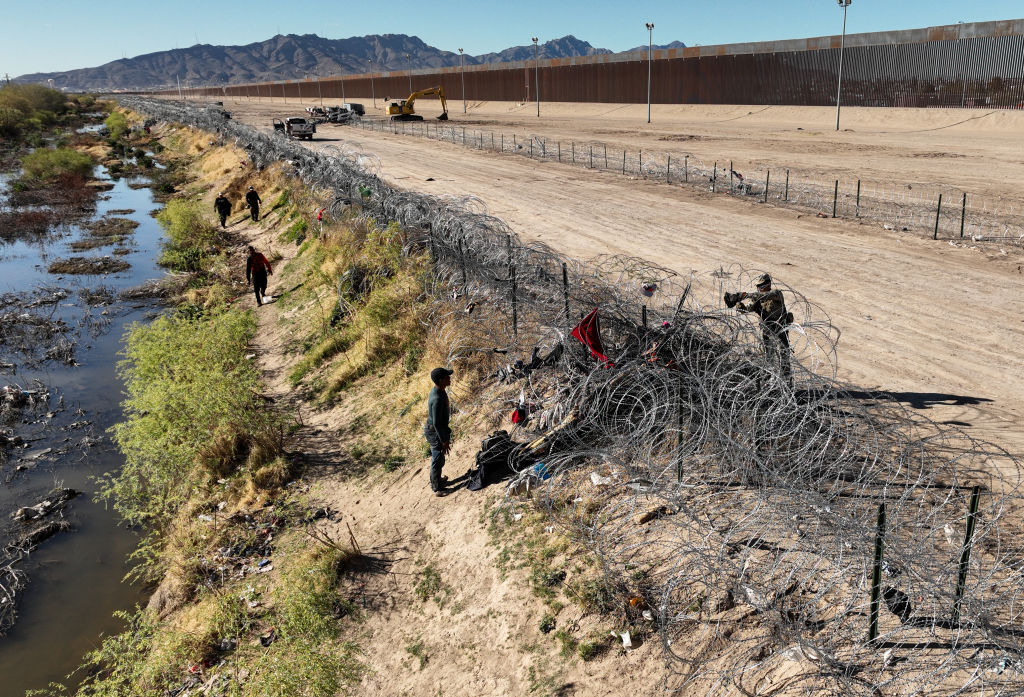مهاجرون يعبرون الحدود من المكسيك إلى ولاية تكساس بصورة غير شرعية.