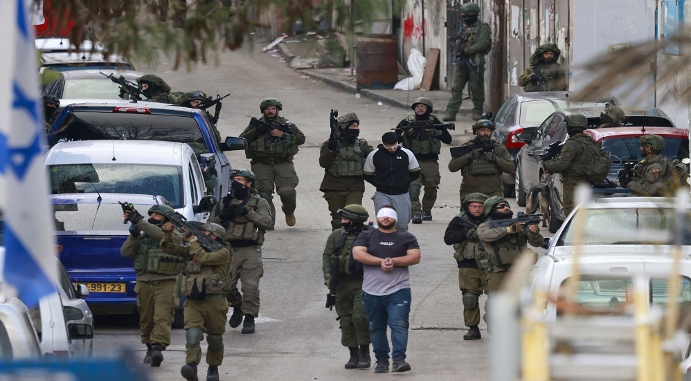 جنود إسرائيليون يعتقلون شبانا فلسطينيين في مخيم الأمعري قرب رام الله