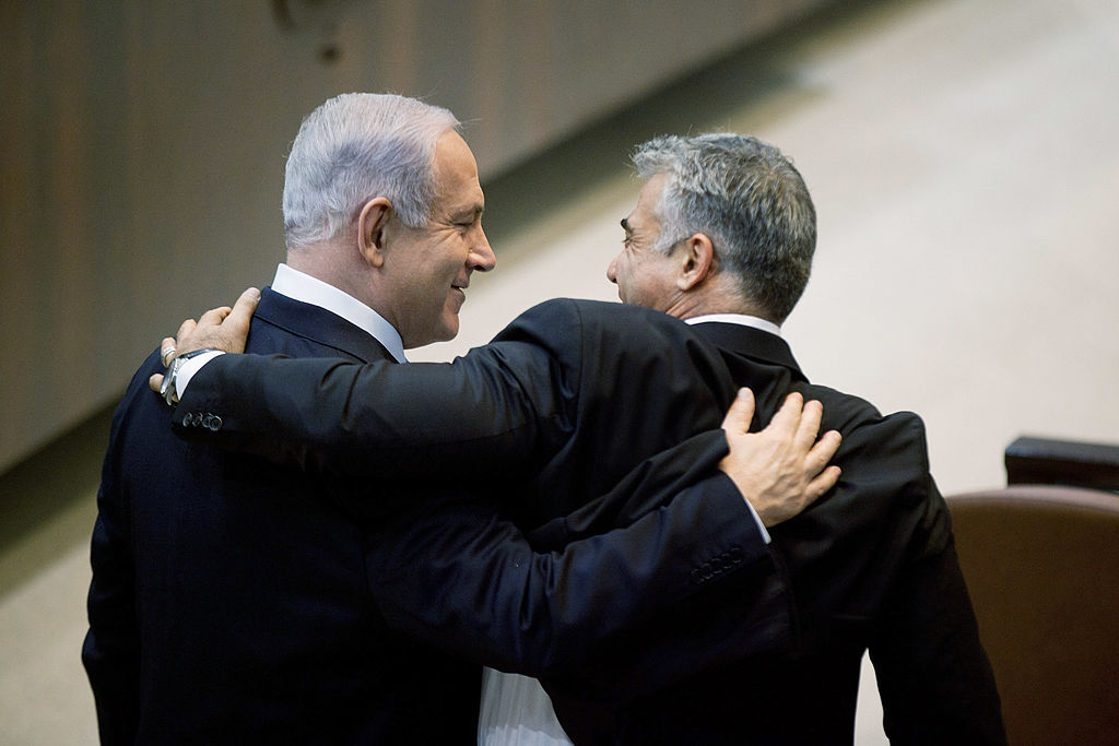 زعيم المعارضة الإسرائيلية يائير لابيد ورئيس الوزراء بنيامين نتنياهو، 18 مارس 2013.