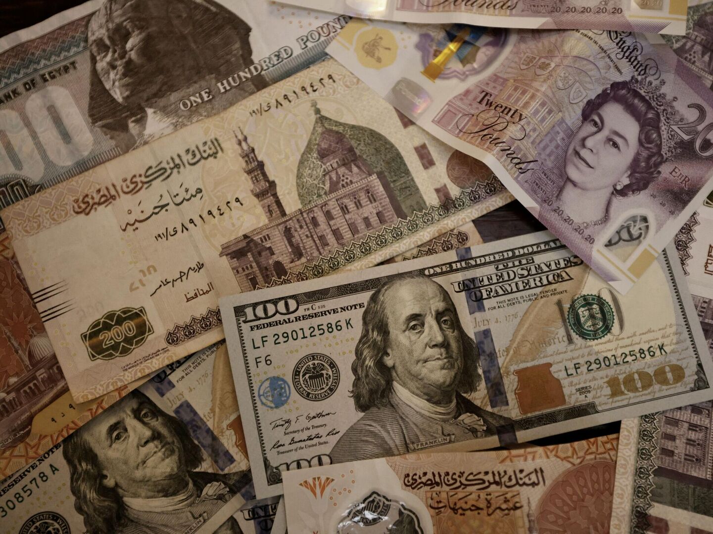 مصر.. مصادر تتحدث عن قرار جديد يخص الدولار
