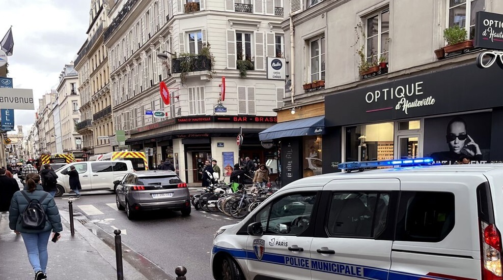 رجال يعتدون على فتاة في أحد شوارع ليون الفرنسية (فيديو)