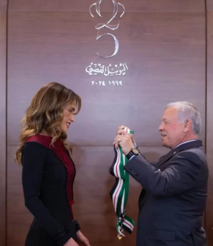 العاهل الأردني يقلد الملكة رانيا وسام النهضة المرصع (فيديو+صور)