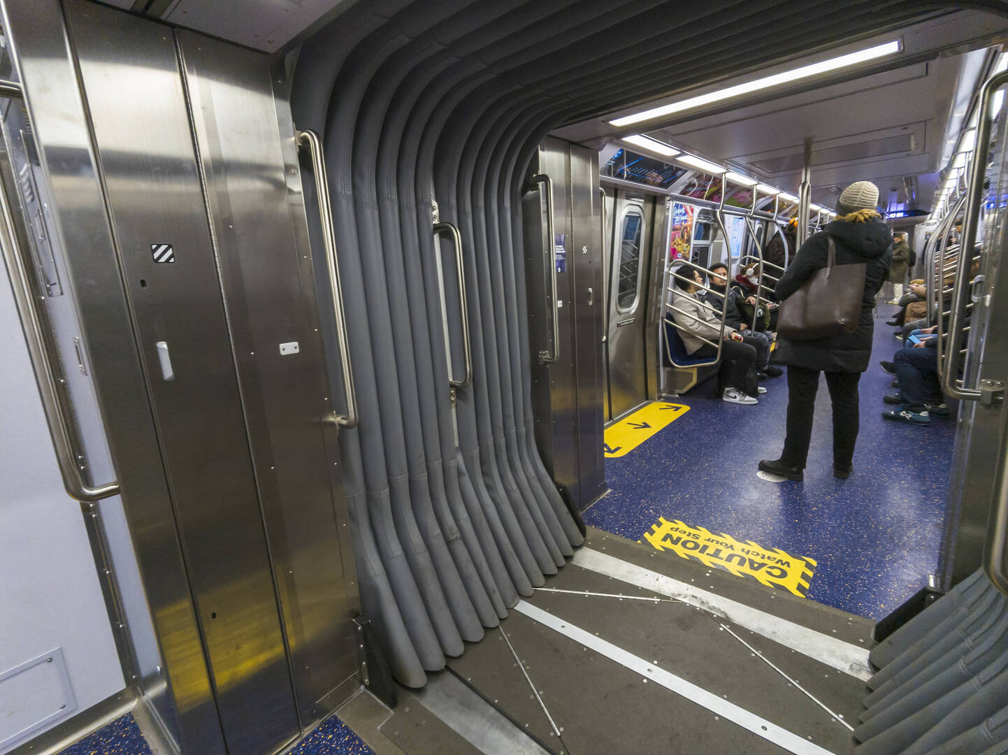 قطار في مترو نيويورك يصدم رجلا والمارة يتفرجون (فيديو)