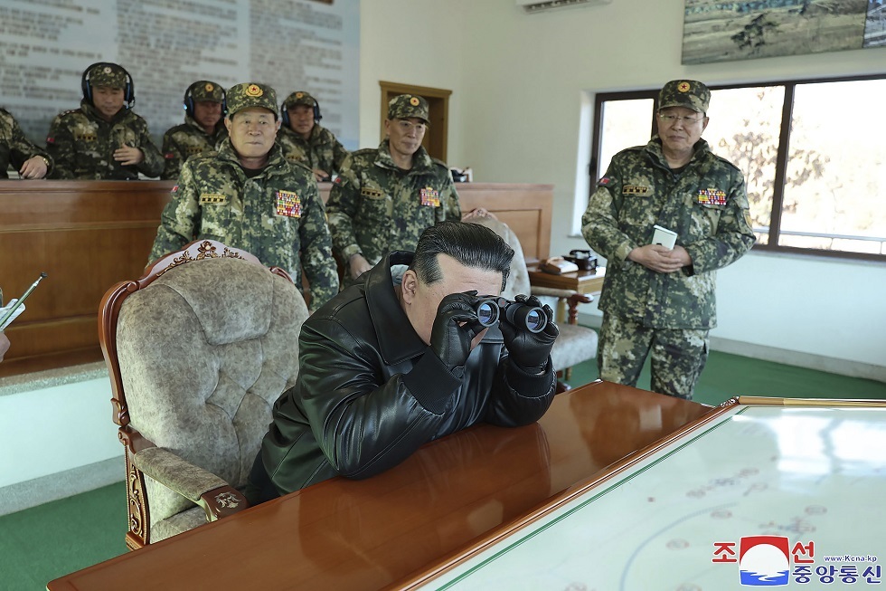 حاملا بندقية.. كيم يتفقد قاعدة عسكرية ويحض جيشه على تكثيف التدريبات الحربية (صور)