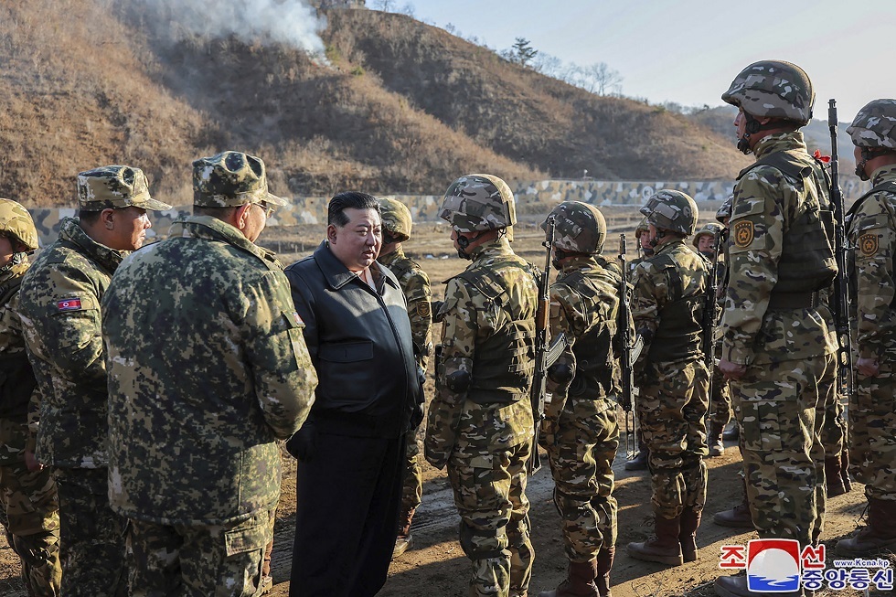 حاملا بندقية.. كيم يتفقد قاعدة عسكرية ويحض جيشه على تكثيف التدريبات الحربية (صور)