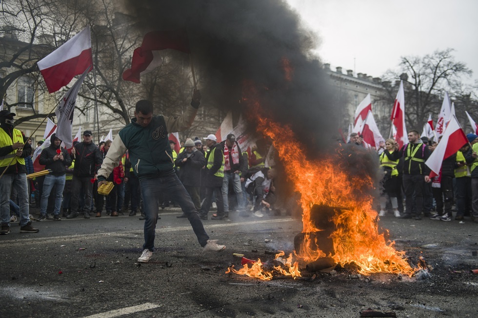 رئيس الوزراء البولندي: أعمال الشغب ليست من قبل المزارعين المحتجين