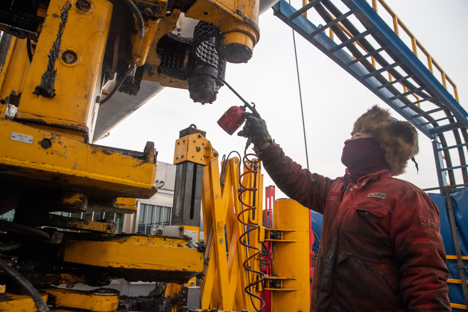الصين تحفر ثاني أعمق بئر في العالم الصين تحفر ثاني أعمق بئر في العالم