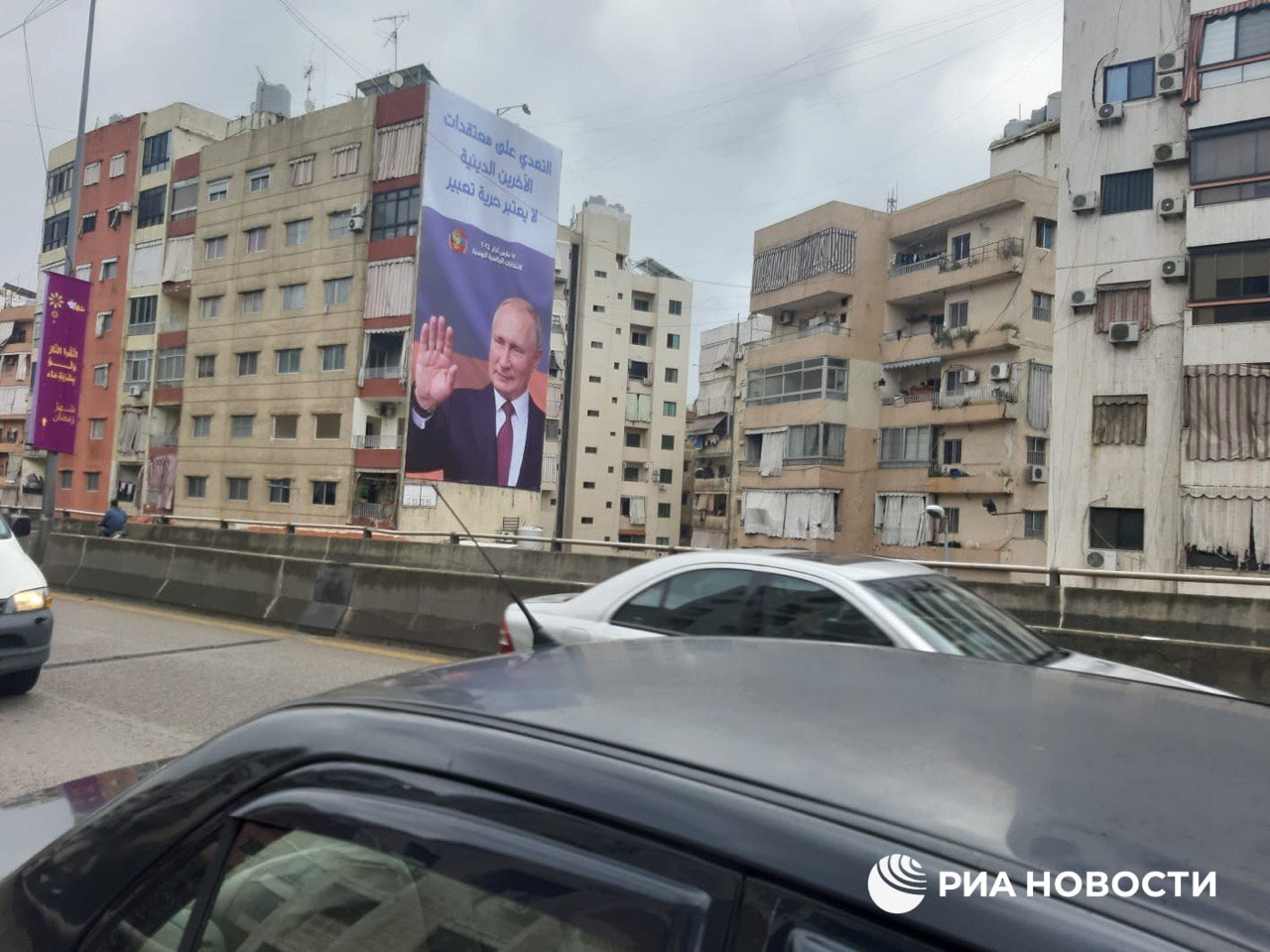 مقولة شهيرة لبوتين وصورته والعلم الروسي تتصدر لافتات في ضاحية العاصمة بيروت (صور+فيديو)