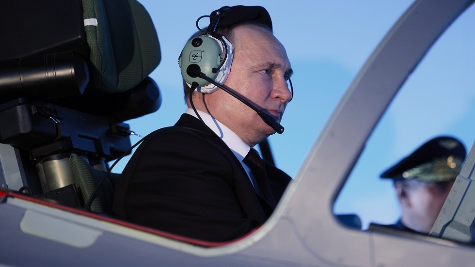 بوتين يقارن بين تحليقه على متن “البجعة البيضاء” وقيادته لطائرة شراعية بصحبة “الغرانيق” (فيديو) بوتين يقارن بين تحليقه على متن “البجعة البيضاء” وقيادته لطائرة شراعية بصحبة “الغرانيق” (فيديو)