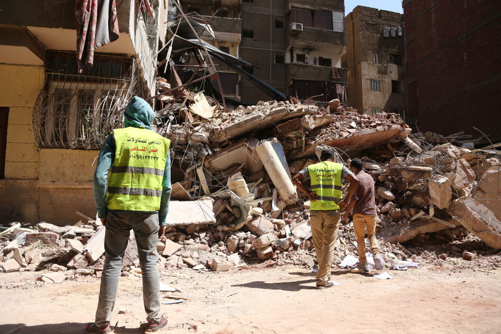 شاهد لحظة انهيار مبنى سكني في الإسكندرية