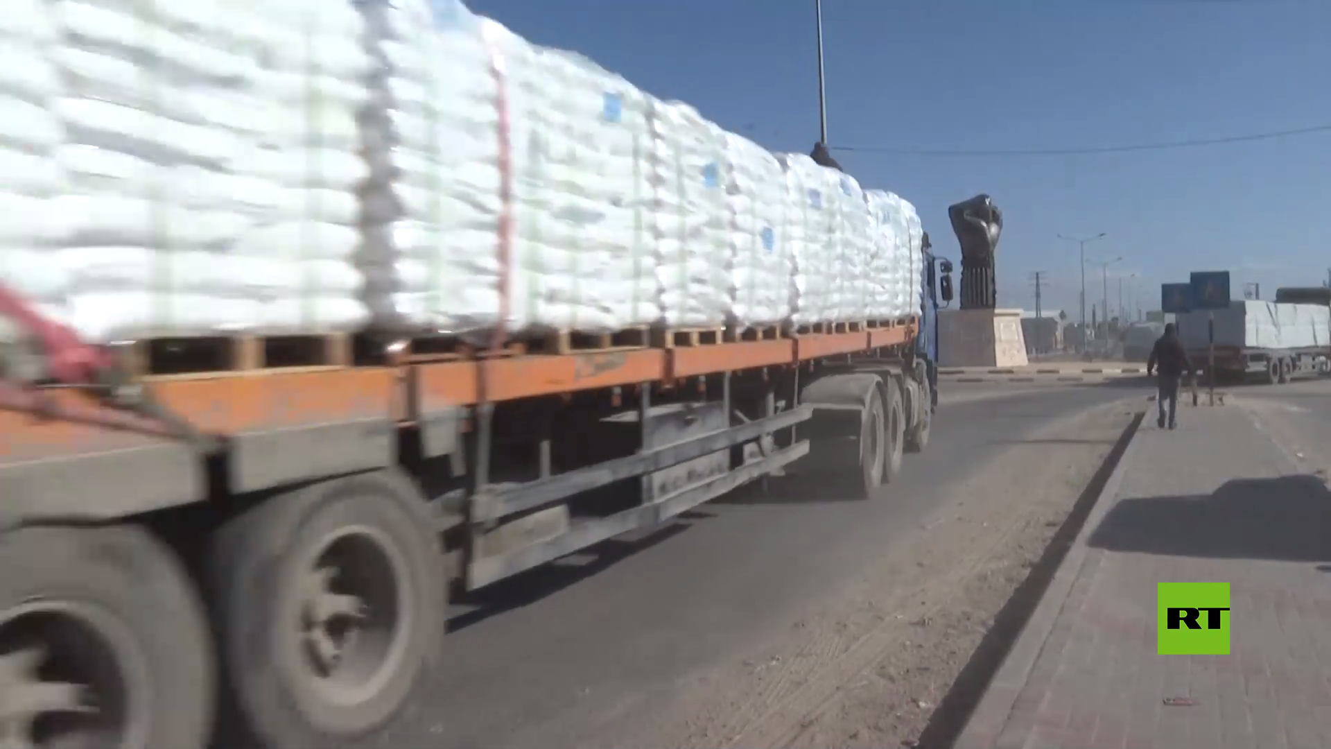 بالفيديو.. قافلة مساعدات جديدة تدخل قطاع غزة عبر معبر رفح وسط تفاقم أزمة الغذاء