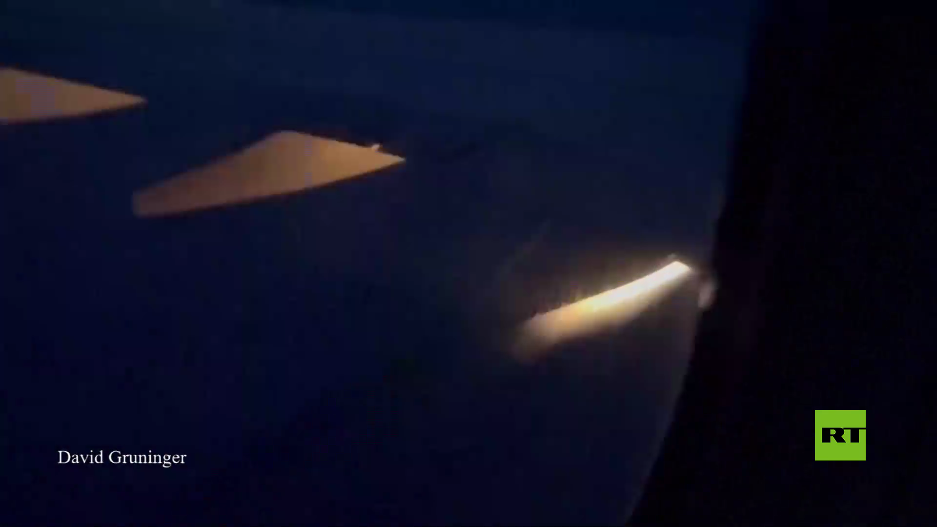 فيديو يظهر حريقا في محرك طائرة أمريكية أجبرها على العودة إلى مطار الإقلاع