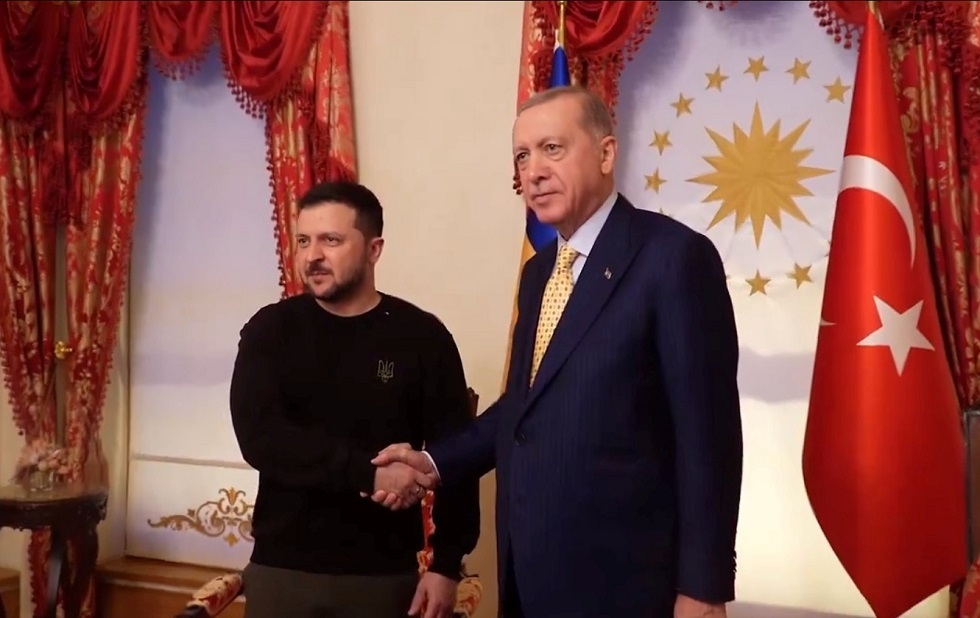 بعد فشله في الأداء.. استبدال مترجم زيلينسكي في مؤتمر صحفي مع أردوغان (فيديو)