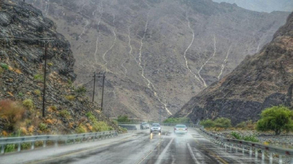 سيول تاريخية جارفة بعد أمطار غزيرة في ولايات عُمانية (فيديو) سيول تاريخية جارفة بعد أمطار غزيرة في ولايات عُمانية (فيديو)