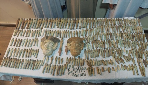 مومياء وتوابيت.. إحباط عملية تهريب 437 قطعة أثرية بمحافظة بني سويف المصرية