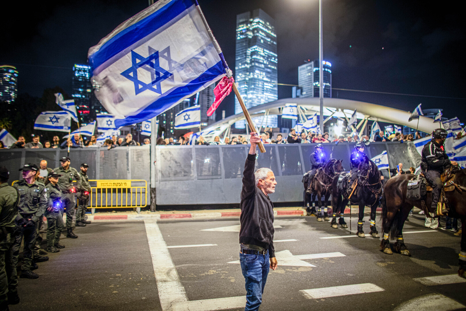 تظاهرات حاشدة ضد الحكومة الإسرائيلية واعتقال 16 متظاهرا في تل أبيب (فيديو) تظاهرات حاشدة ضد الحكومة الإسرائيلية واعتقال 16 متظاهرا في تل أبيب (فيديو)