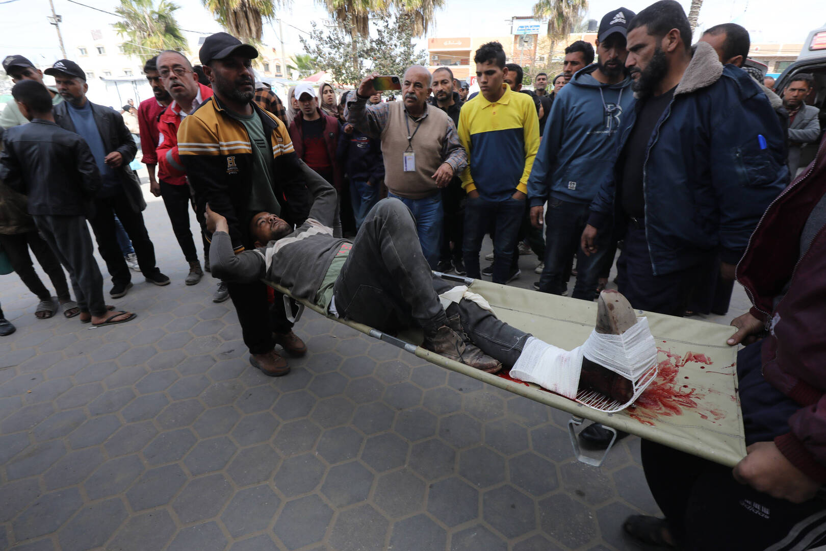 مراسلنا: مقتل 13 فلسطينيا بقصف إسرائيلي على خيام للنازحين جنوب قطاع غزة