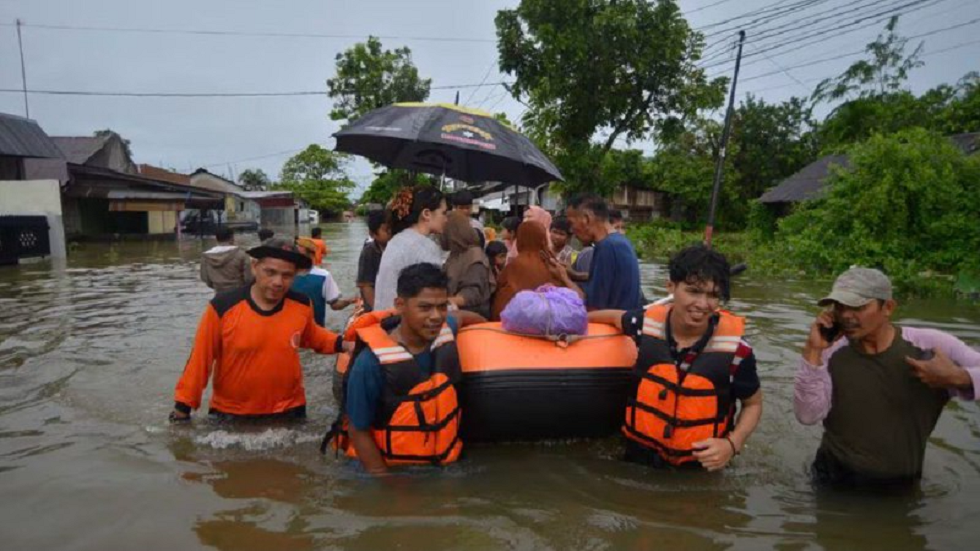 إندونيسيا.. مصرع 19 شخصا وفقدان 7 آخرين جراء الفيضانات والانهيارات الأرضية (فيديو)
