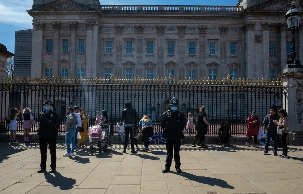 سيارة تصطدم ببوابة قصر باكنغهام سيارة تصطدم ببوابة قصر باكنغهام