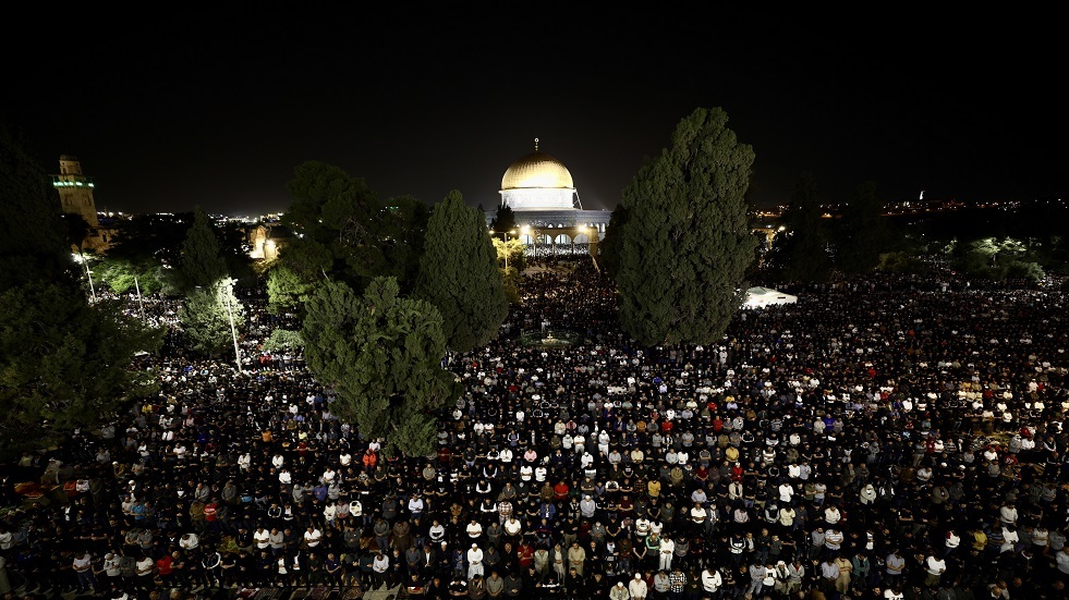 تضييقات إسرائيلية على المصلين في المسجد الأقصى عشية أول رمضان (فيديو)