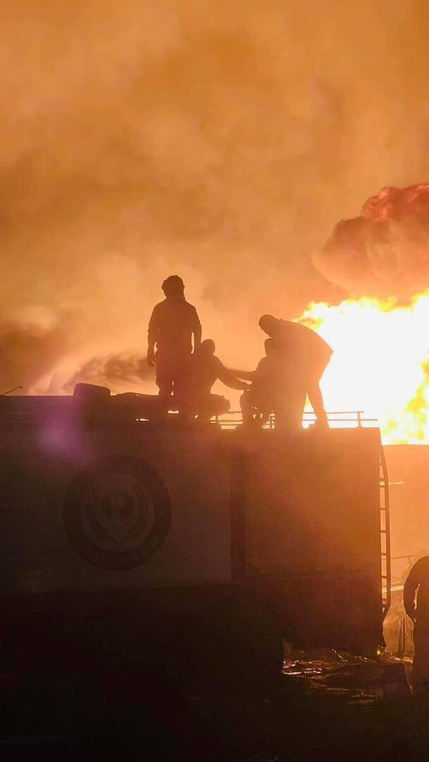 اندلاع حريق ضخم بمخازن شركة الكهرباء في منطقة الكريمية بالعاصمة الليبية (فيديو + صور)