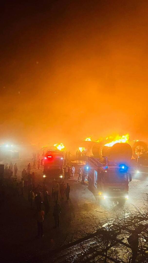 اندلاع حريق ضخم بمخازن شركة الكهرباء في منطقة الكريمية بالعاصمة الليبية (فيديو + صور)