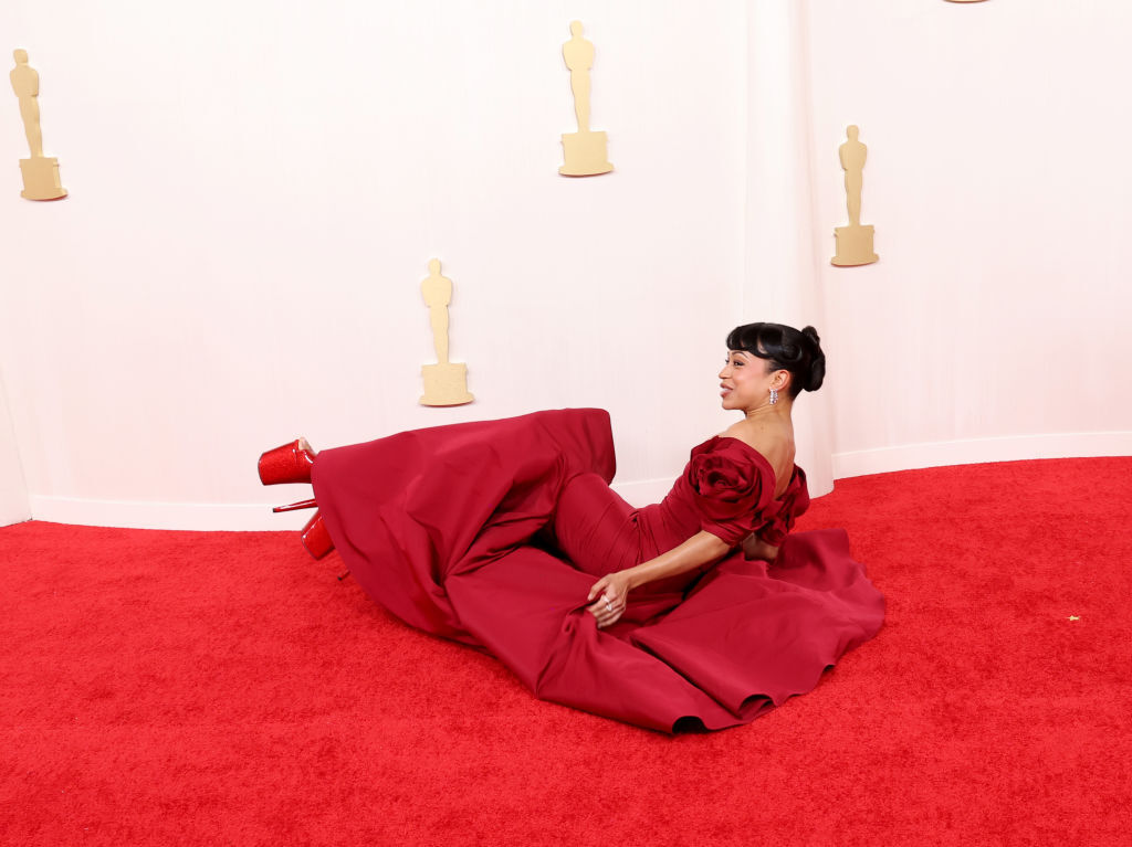 لحظة سقوط  الممثلة الأمريكية ليزا كوشي على السجادة الحمراء.
