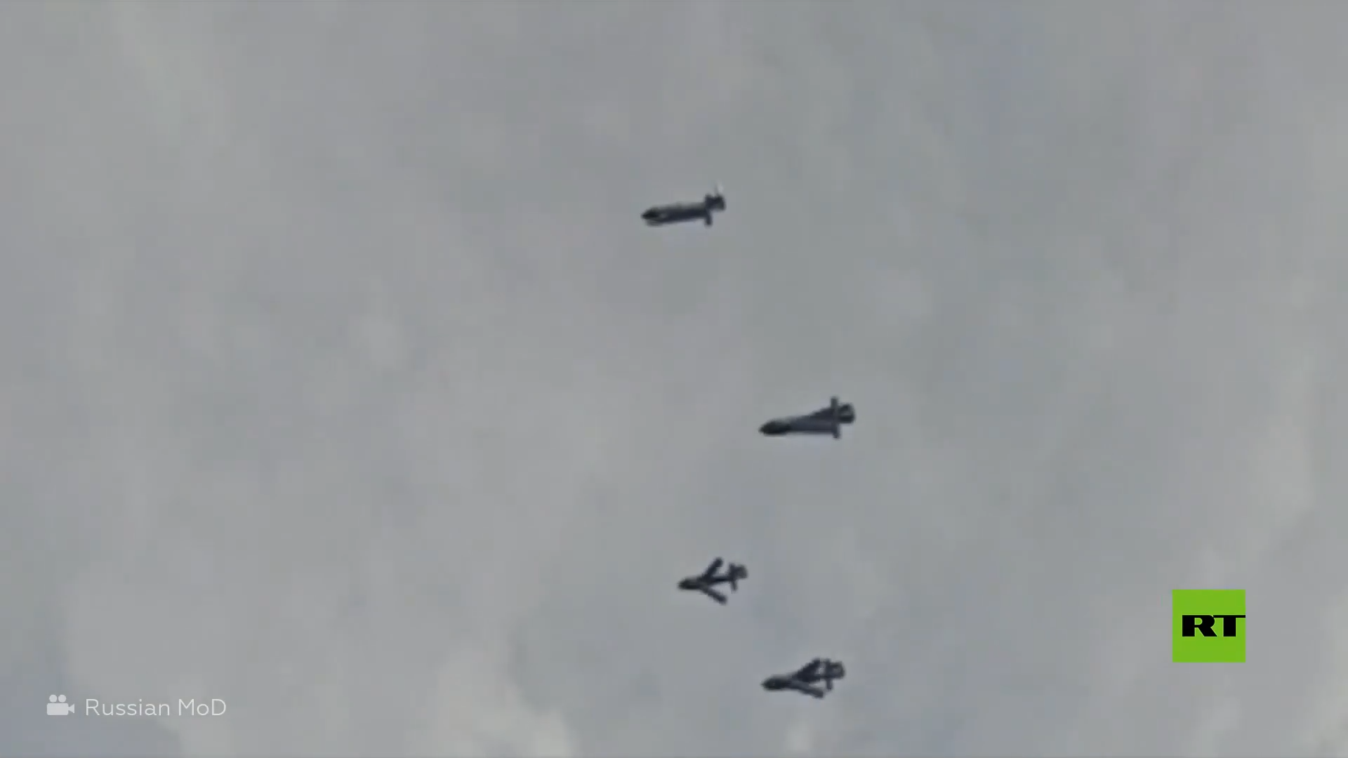 شاهد.. سو-34 تستخدم قنابل حائمة لتوجيه ضربات دقيقة على مواقف عسكرية أوكرانية