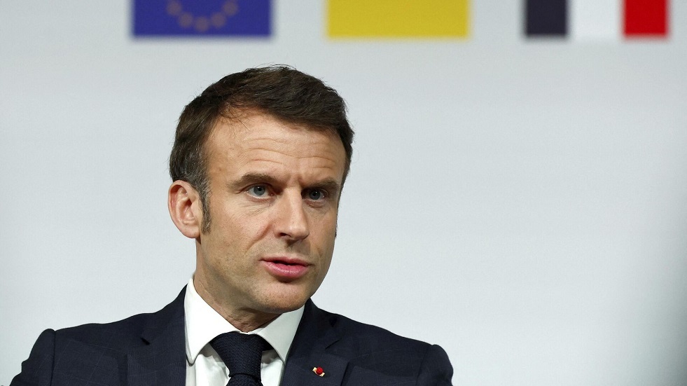 سياسي فرنسي: وعود وقرارات ماكرون بشأن أوكرانيا تعني تدمير الجيش الفرنسي