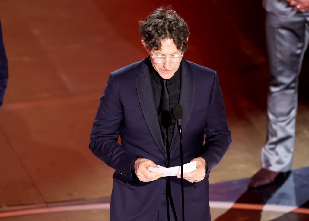 المخرج البريطاني اليهودي جوناثان غلايزر، يلقي كلمة بعد فوزه بجائزة 