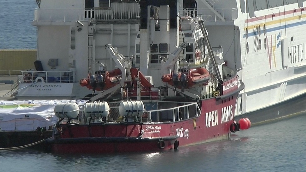  أول سفينة مساعدات إنسانية تتجه إلى غزة عبر الممر البحري (فيديو)