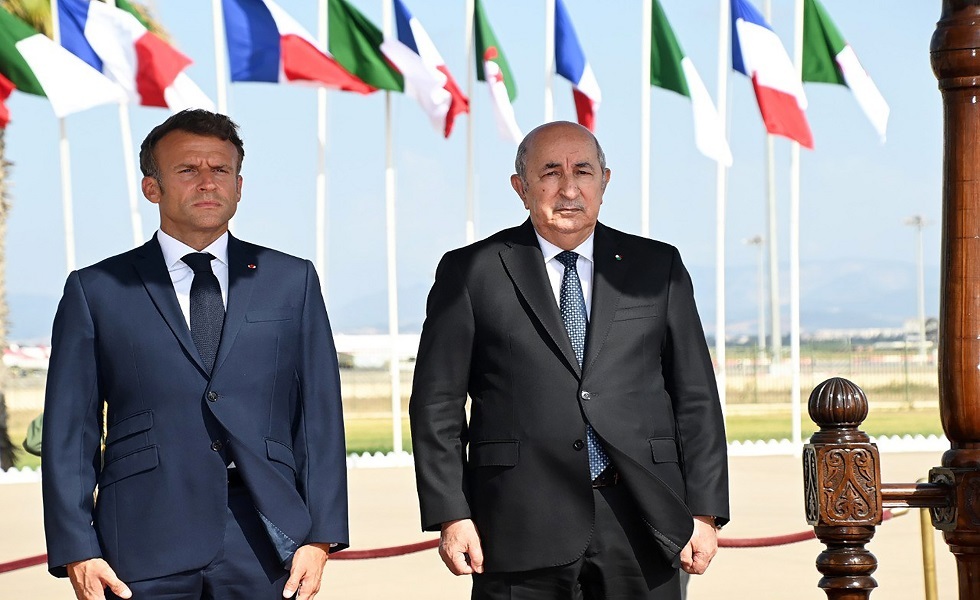 الرئيس عبد المجيد تبون يودع نظيره الفرنسي ماكرون في الجزائر العاصمة - 27 أغسطس 2022.