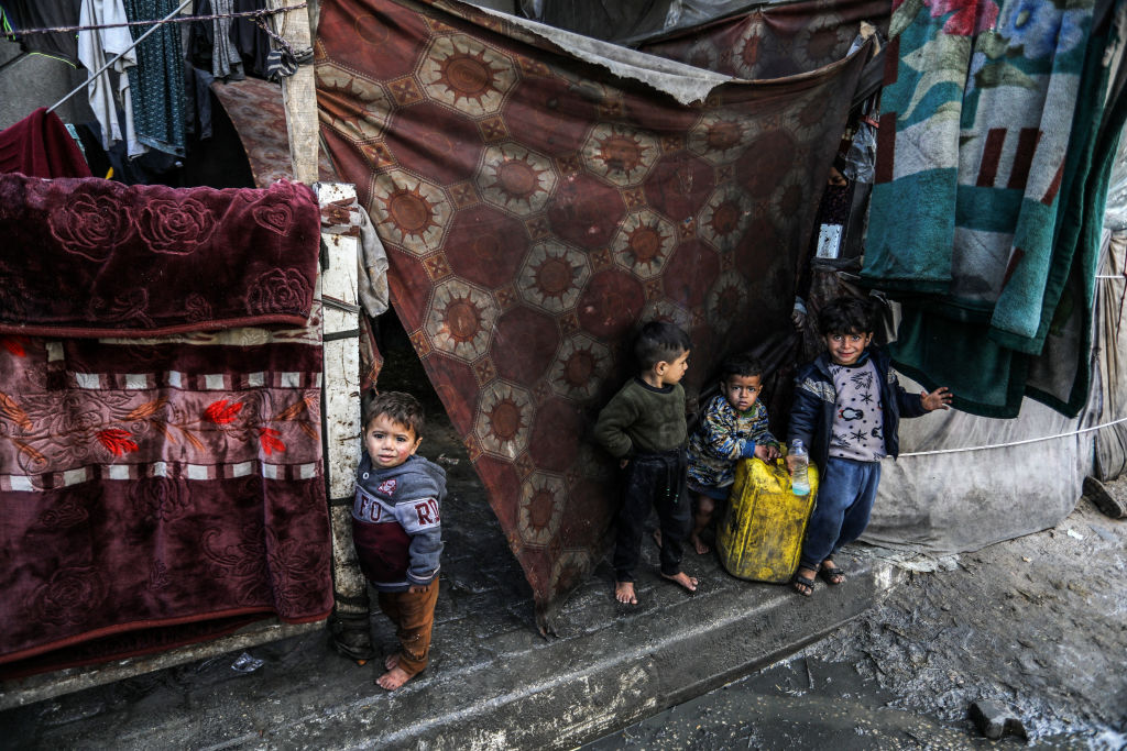 أطفال فلسطينيون لاجئون في رفح.