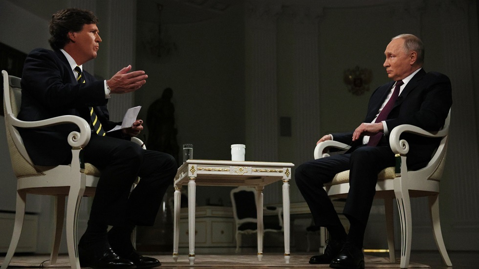 الرئيس الروسي فلاديمير بوتين والمذيع الأمريكي تاكر كارلسون (صورة أرشيفية)