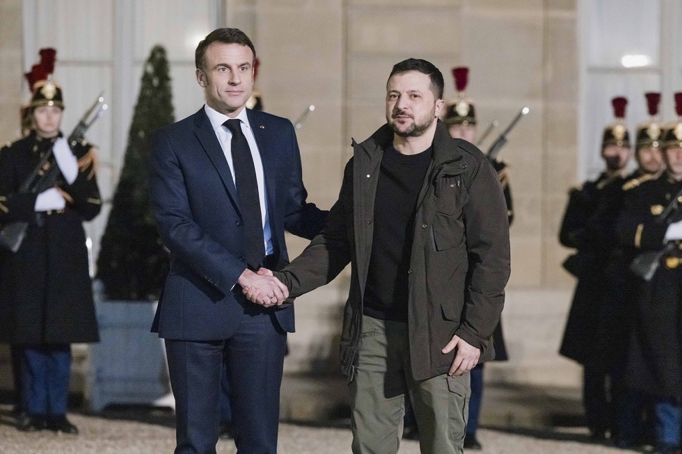 نقاط خلافية في الاتفاقية الأمنية الموقعة بين فرنسا وأوكرانيا ومواجهة بين معسكر ماكرون والمعارضة